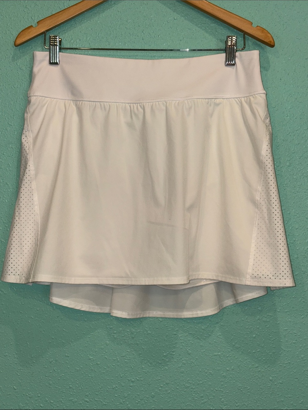 SPANX White “Get Moving” active skirt. Size XL